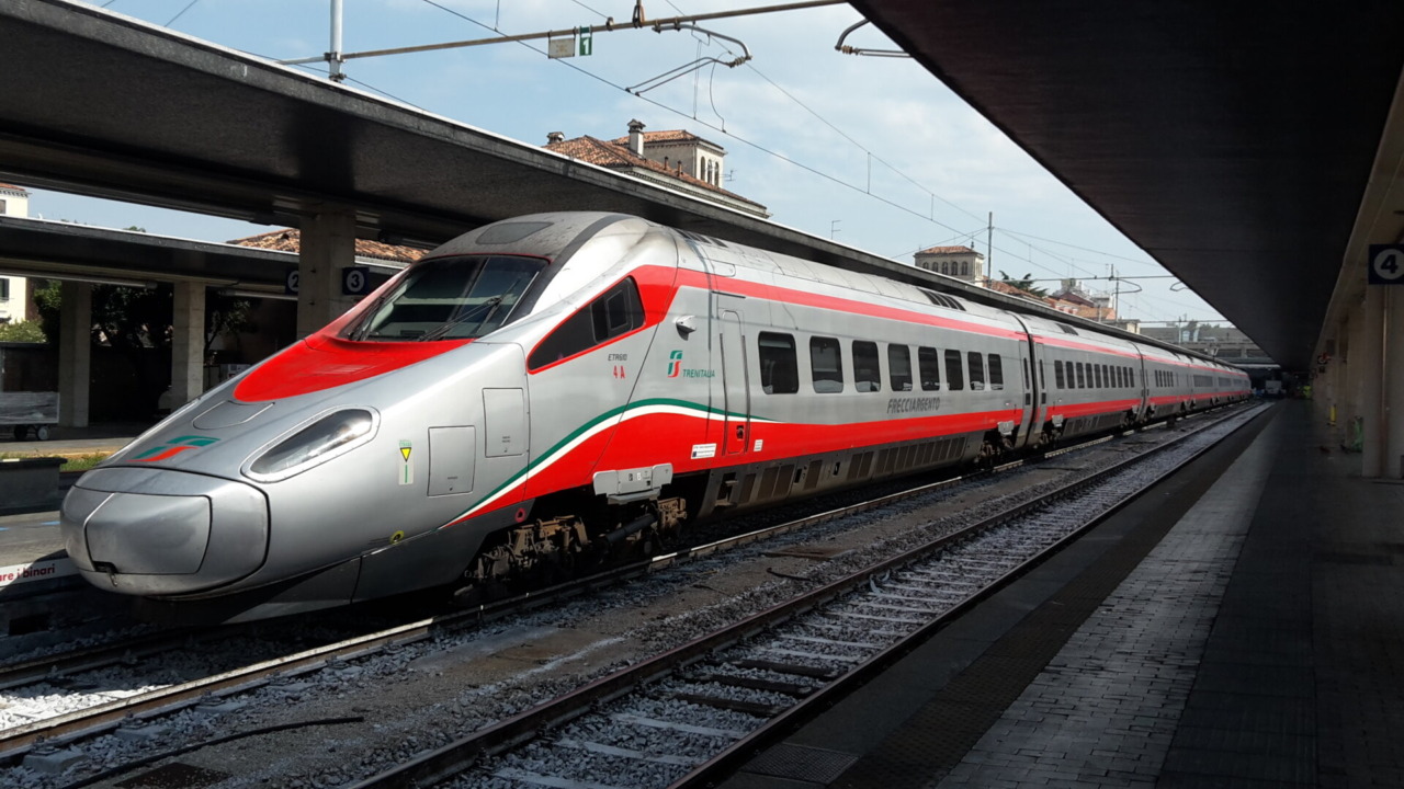 Attacco hacker a Trenitalia, violati i dati dei passeggeri: di quali informazioni si parla