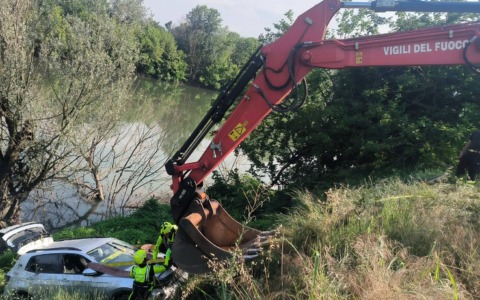 Auto finisce nel fiume: i Vigili del Fuoco di Brescia intervengono nel Cremonese