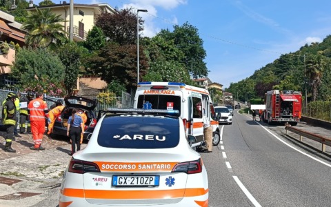 Auto fuori strada contro il muro di un’abitazione: feriti una donna e due bambini a Torre de’ Busi