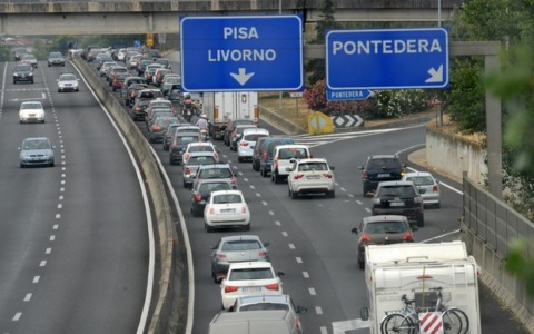 Auto in fiamme sulla Fi-Pi-Li: traffico bloccato in direzione mare