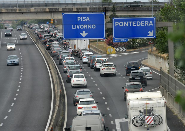 Auto in fiamme sulla Fi-Pi-Li: traffico bloccato in direzione mare