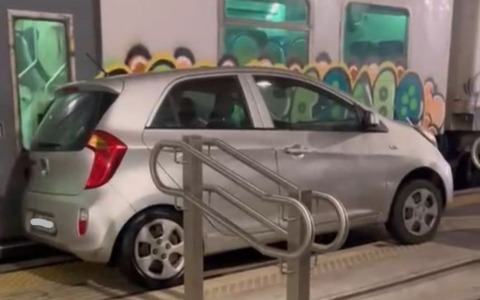 Auto rubata ed abbandonata sul binario della stazione di Alessandria: individuato responsabile