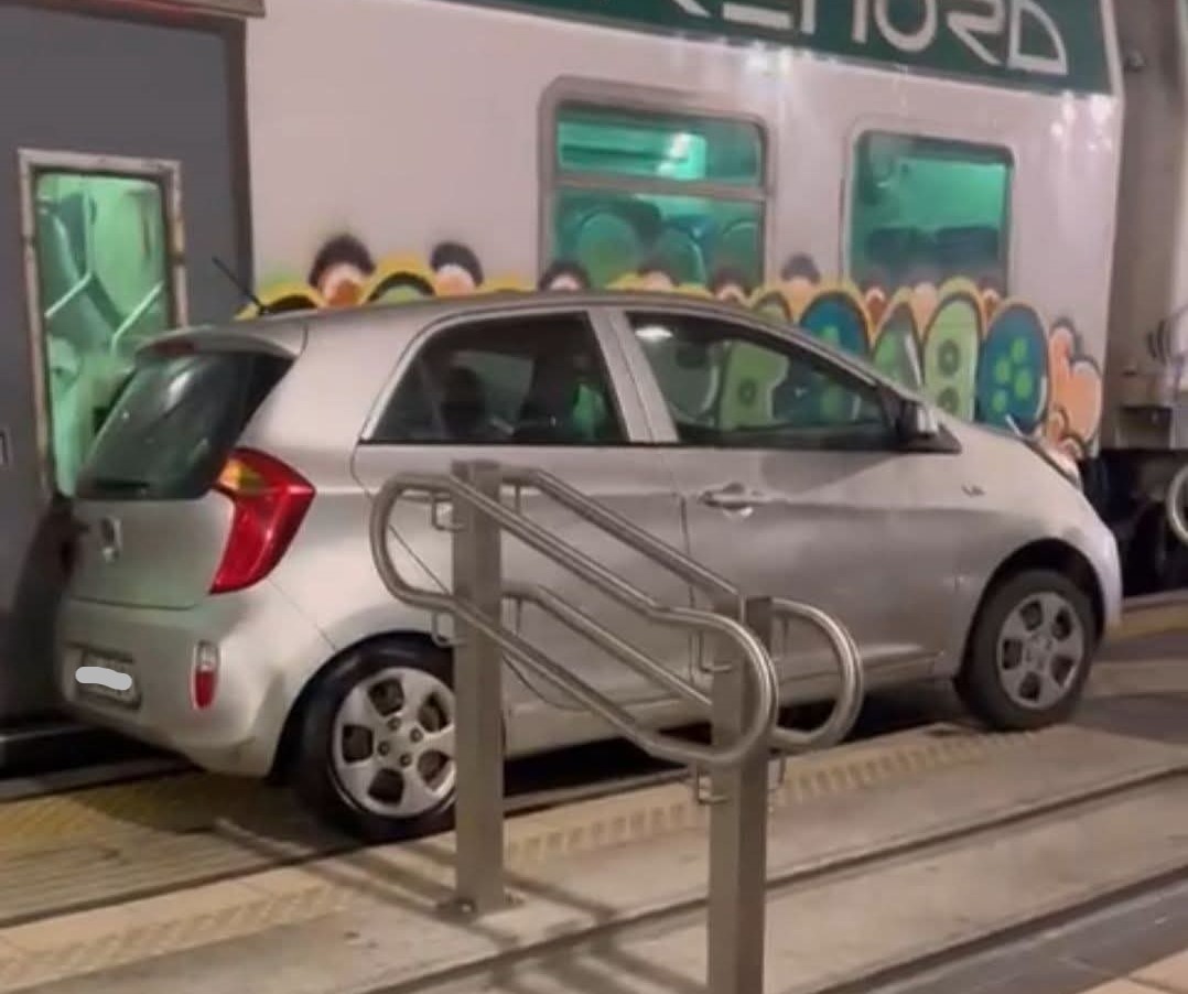 Auto rubata ed abbandonata sul binario della stazione di Alessandria: individuato responsabile