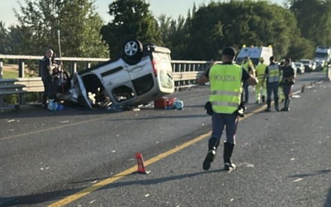 Auto si ribalta in A14 a Bologna: morta una donna, tra i feriti un neonato