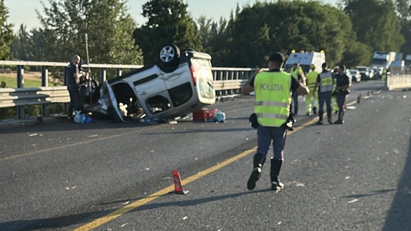 Auto si ribalta in A14 a Bologna: morta una donna, tra i feriti un neonato