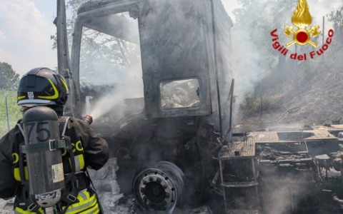 Autoarticolato in fiamme lungo la A1: distrutto un trattore stradale nel Lodigiano