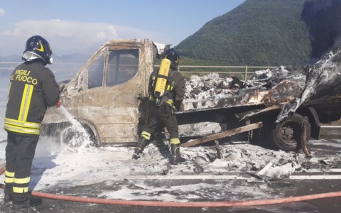 Autocarro in fiamme sulla Monti Lepini, nessun ferito / FOTO