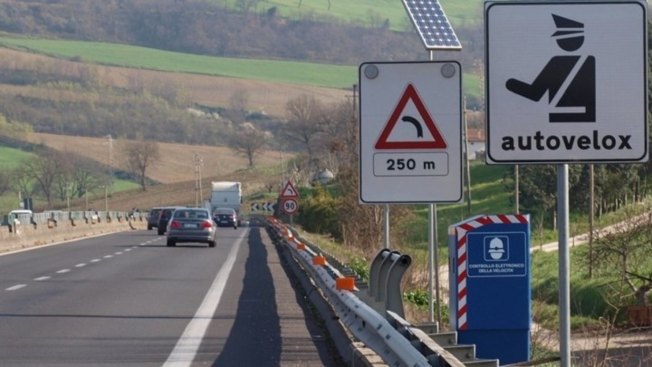 Autovelox, Salvini firma il decreto sull’omologazione: nuove regole per controlli e multe