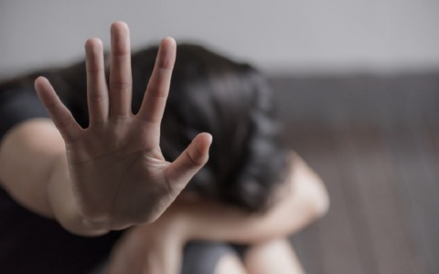 Avvicina i parenti della ex: “La ammazzo”. Marito e padre violento messo ai domiciliari