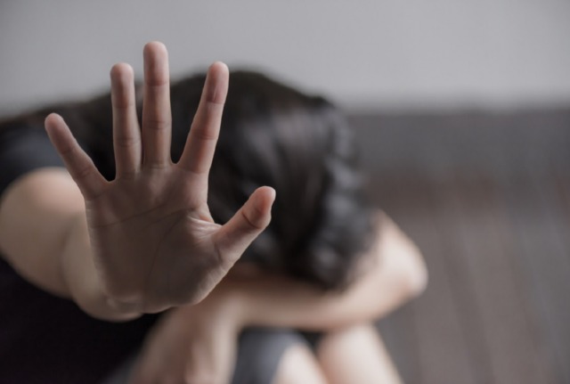 Avvicina i parenti della ex: “La ammazzo”. Marito e padre violento messo ai domiciliari
