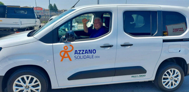 Azzano Solidale fa festa: un nuovo mezzo per aiutare le persone e… una sagra