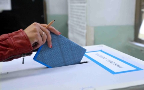 Ballottaggi, Arezzo e Viareggio al voto: leggero calo dell’affluenza