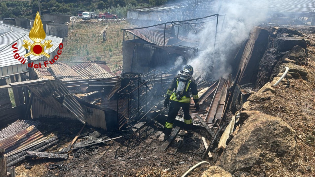 Baracche distrutte in un incendio a Riva Ligure