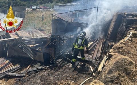 Baracche distrutte in un incendio a Riva Ligure