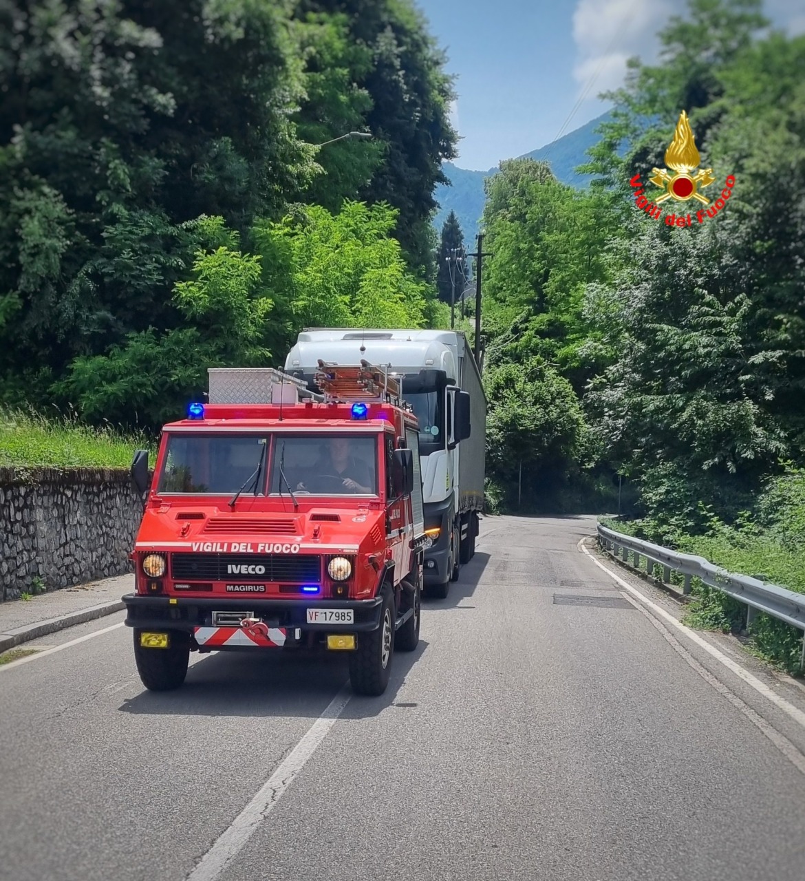 Barzio, autoarticolato bloccato sulla SP64: intervento dei Vigili del fuoco