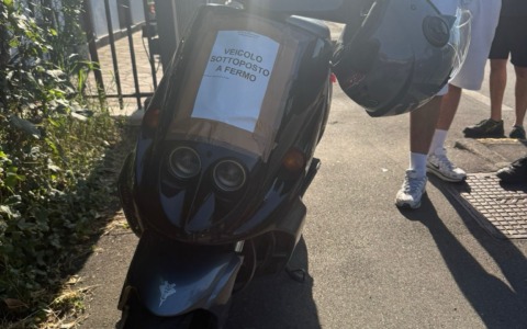 Beccato a impennare con il motorino per la seconda volta in pochi mesi: tre mesi di stop