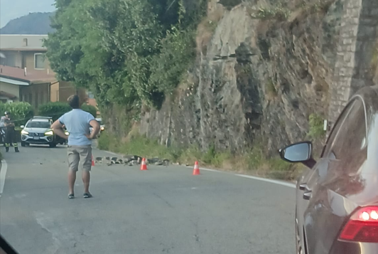 Bellano, incidente sulla SP62: auto contro muro, detriti in strada