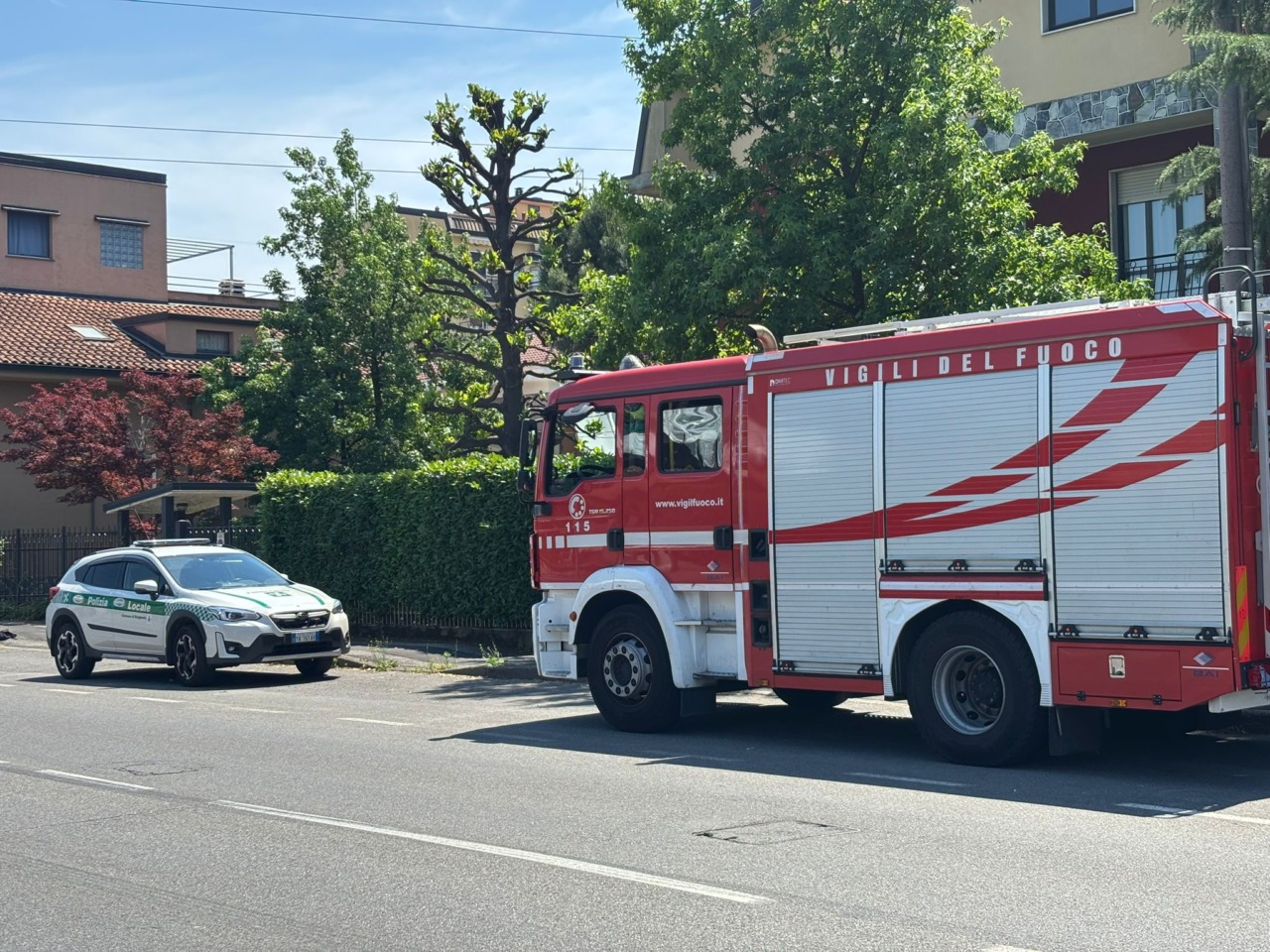 Bimbo di 2 anni resta chiuso in auto: liberato dai Vigili del fuoco