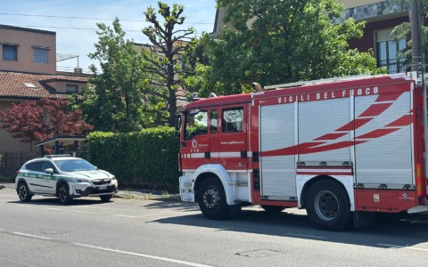 Bimbo di 2 anni resta chiuso in auto: liberato dai Vigili del fuoco
