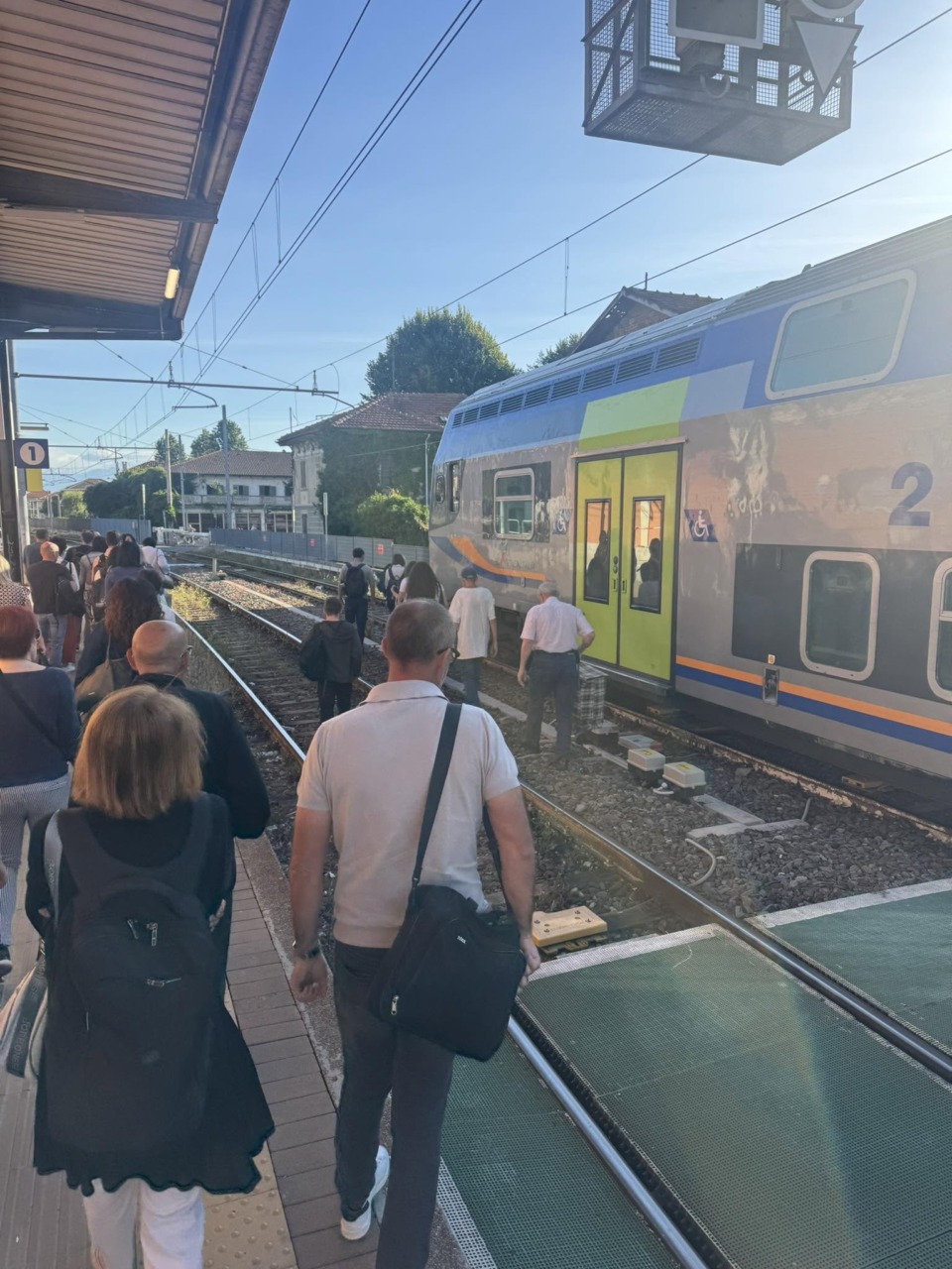 Binario sbagliato e altoparlanti muti: panico e caos alla stazione di Volpiano