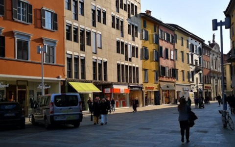 Black out in centro a Bergamo, diverse vie rimaste senza corrente: c’è chi regala gelato in via Pignolo