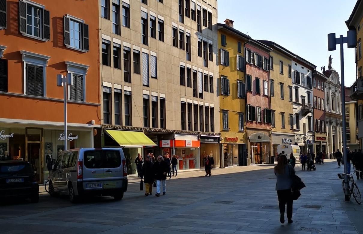 Black out in centro a Bergamo, diverse vie rimaste senza corrente: c’è chi regala gelato in via Pignolo