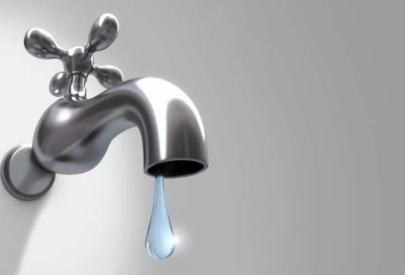 Bollette dell’acqua troppo care, l’associazione fa causa al gestore: “Basta pagare acqua come champagne”