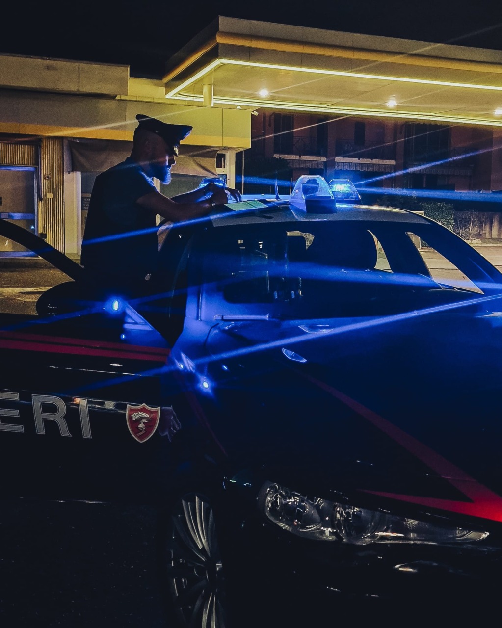 Brescia: 25enne beccato con un coltello, spintona gli agenti ma viene arrestato