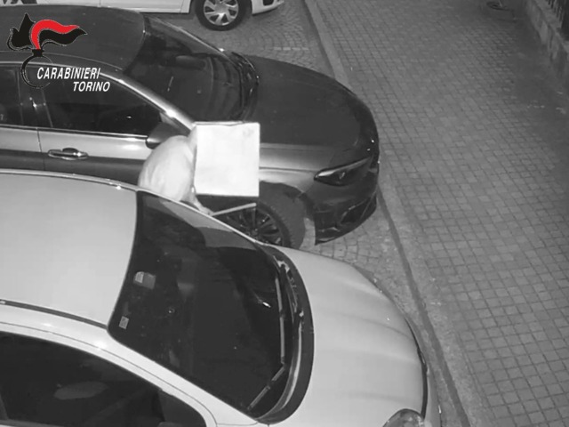 Buca le gomme e riga un’auto con il volto coperto, ma il sacchetto cade: denunciato
