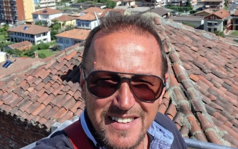 Bufera sul capo dell’ufficio tecnico: pubblica la foto sul cestello senza il caschetto