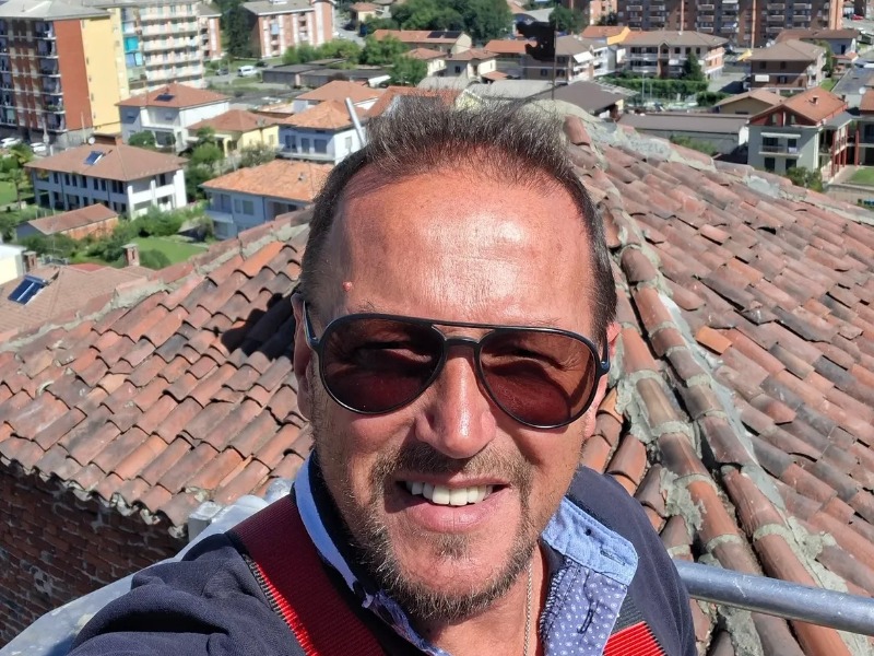 Bufera sul capo dell’ufficio tecnico: pubblica la foto sul cestello senza il caschetto