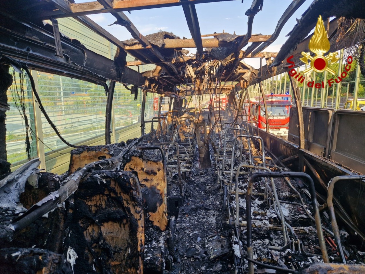 Bus turistico incendiato sulla A12, confermato il bilancio: nessun ferito