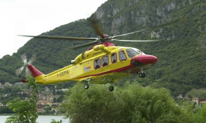 Cade in moto, gravissimo anziano meratese