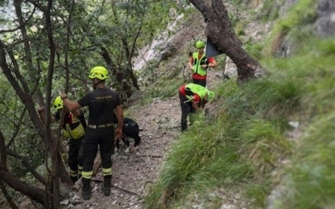 Caduta di massi sul monte San Martino: intervento dei Vigili del fuoco