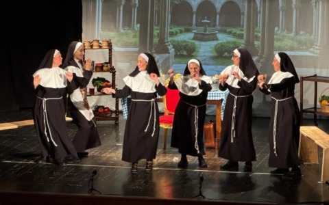 Camici bianchi sul palco: il trionfo teatrale delle infermiere del Pronto Soccorso di Mantova