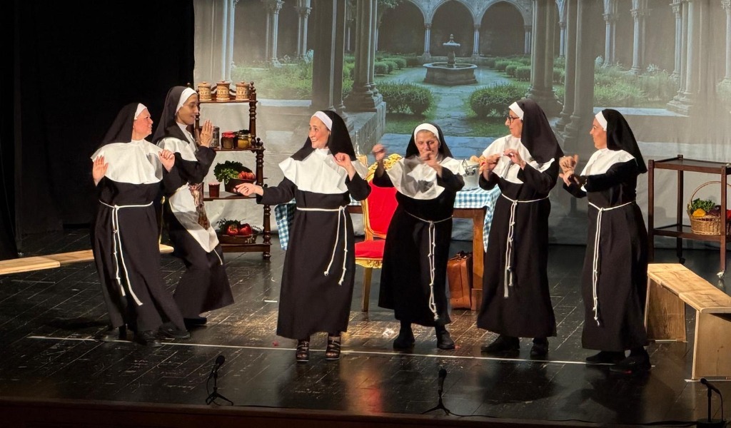 Camici bianchi sul palco: il trionfo teatrale delle infermiere del Pronto Soccorso di Mantova