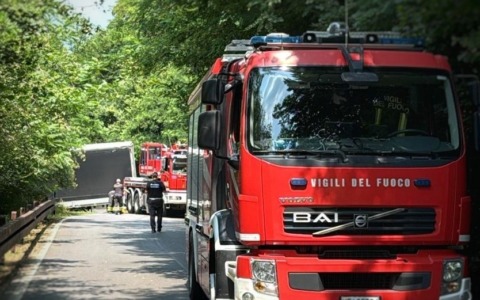 Camion bloccato, strada chiusa per ore