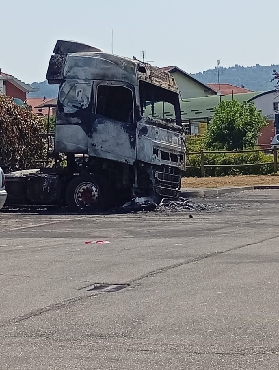 Camion in fiamme e due auto danneggiate: la paura dei residenti