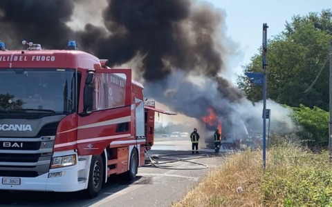 Camion in fiamme sulla Pontina, traffico in tilt