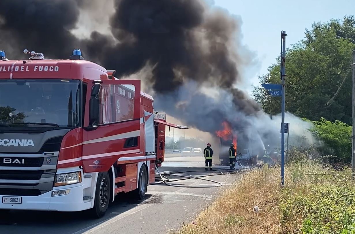 Camion in fiamme sulla Pontina, traffico in tilt