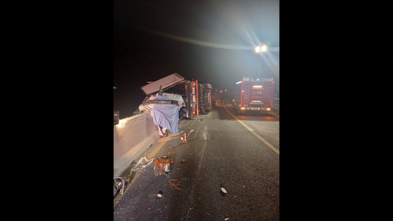 Camion si ribalta in A1: morto il conducente