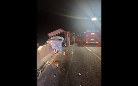 Camion si ribalta in A1: morto il conducente