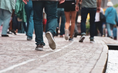 Camminare dopo cena in estate: un’abitudine semplice che può fare la differenza