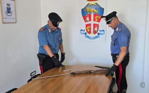 Carabina ad aria compressa modificata per sparare, ai domiciliari un 42enne