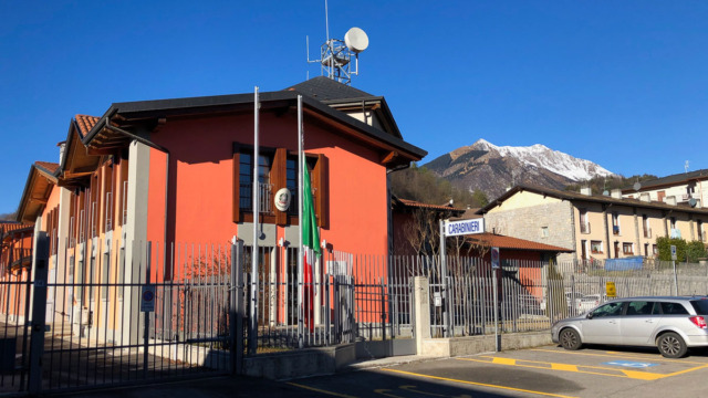 Carabiniere di 26 anni trovato privo di sensi in caserma a Clusone, è ricoverato in gravi condizioni