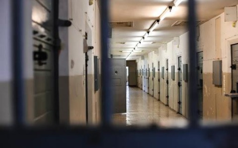 Carceri nel Lazio al collasso: 1.600 detenuti in più e aggressione shock a Viterbo