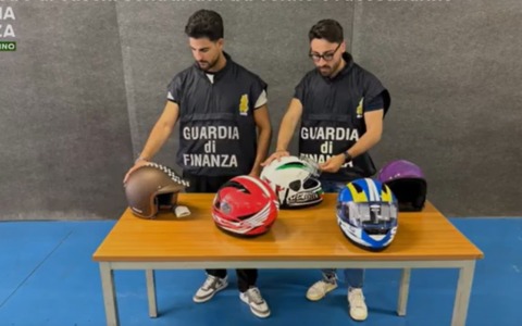 Caschi contraffatti prodotti in un’azienda alessandrina: sequestro da oltre 700 mila euro