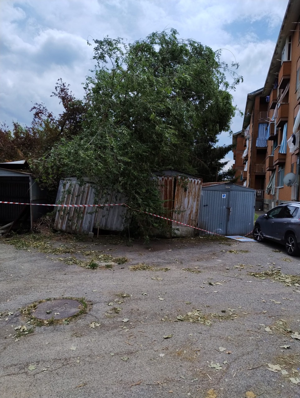 Case scoperchiate e alberi sui garage, “Sindaco chieda lo stato di calamità naturale”