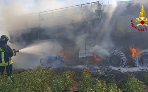 Castelfidardo. In fiamme una mietitrebbia, intervento dei vigili del fuoco