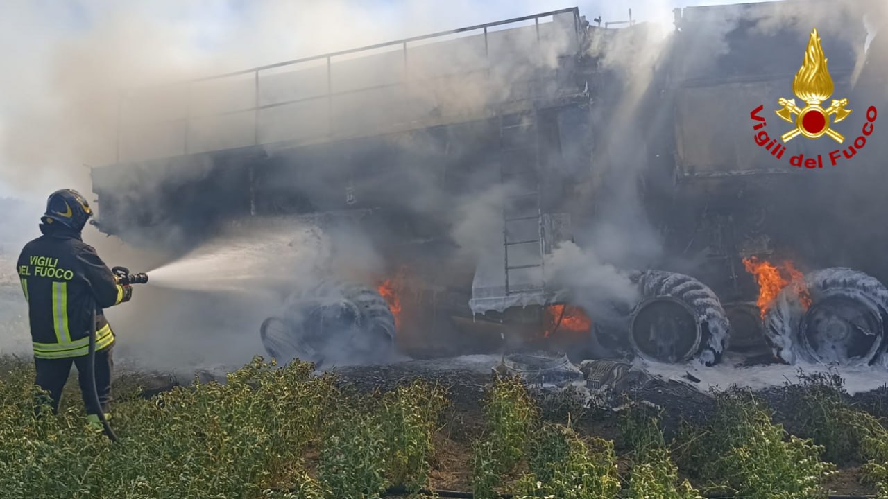Castelfidardo. In fiamme una mietitrebbia, intervento dei vigili del fuoco